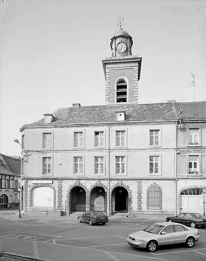 Corps de garde et beffroi : vue générale de face ; état en 2001.