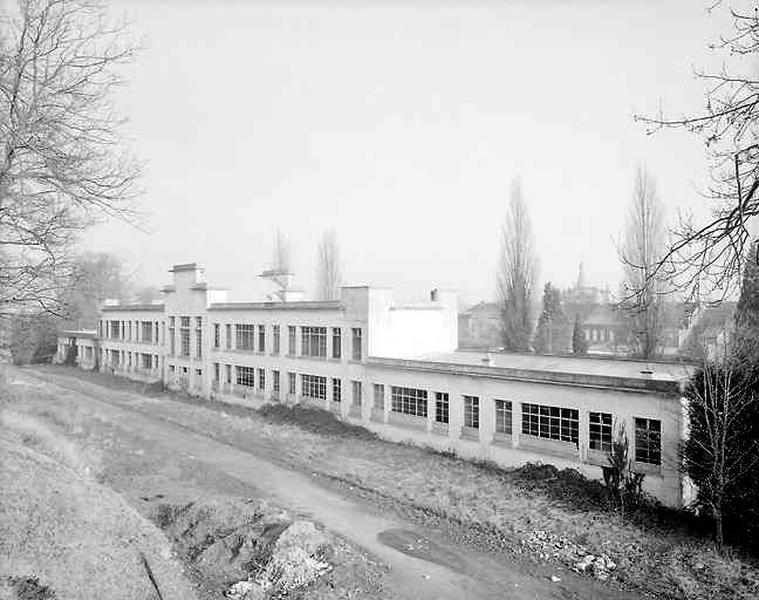 Façade arrière, vue générale, état en 2001 avant réhabilitation.