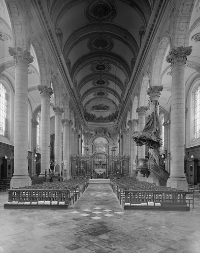 Vue générale de l'intérieur de la nef de l'église.