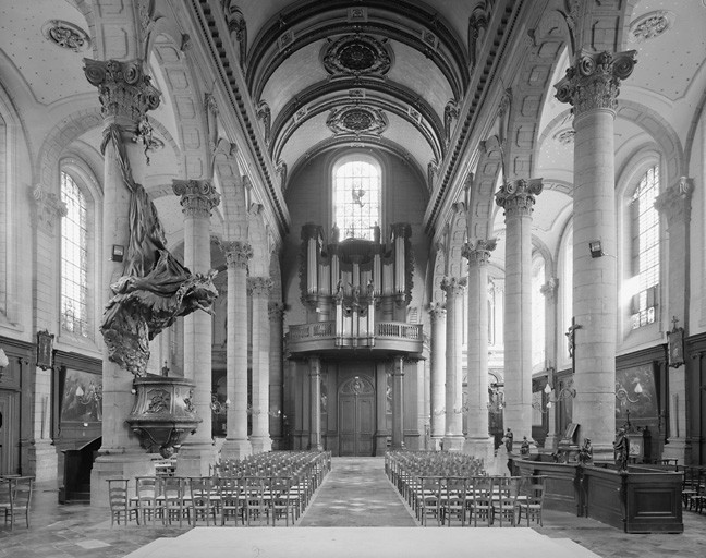 Vue générale de la nef, du buffet d'orgue et de la chaire à prêcher.