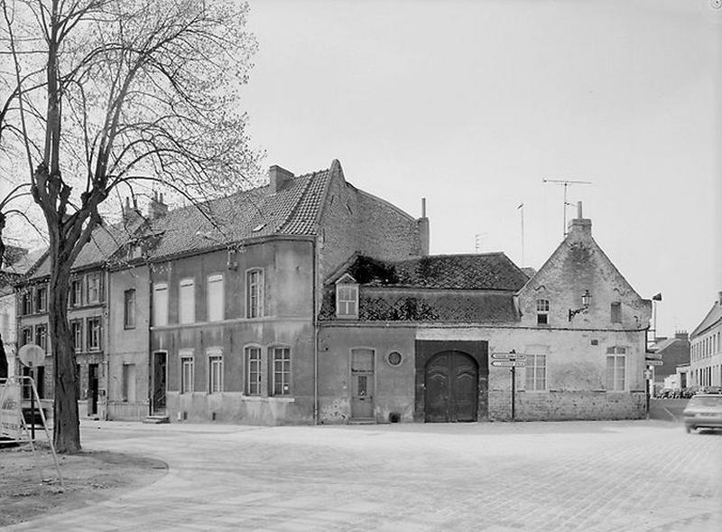 Côté sud-ouest de la place Verte : n° 29 à 35, vue générale (état en 2001).