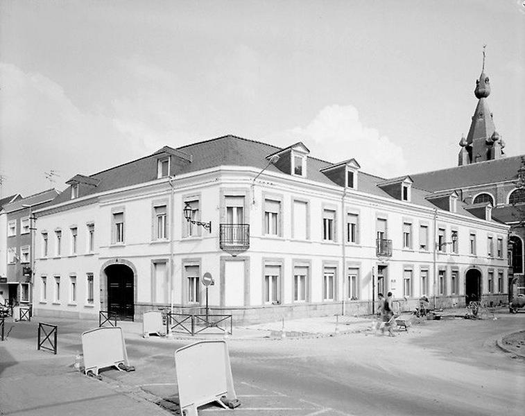 Côté nord-est de la place : hôtel n° 4-6 place Verte et 2-4 rue Notre-Dame.