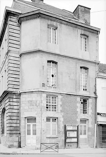 Maison absorbée par l'hôtel de ville : façade latérale sur la rue Gambetta, traitement de l'angle (état en 2001).