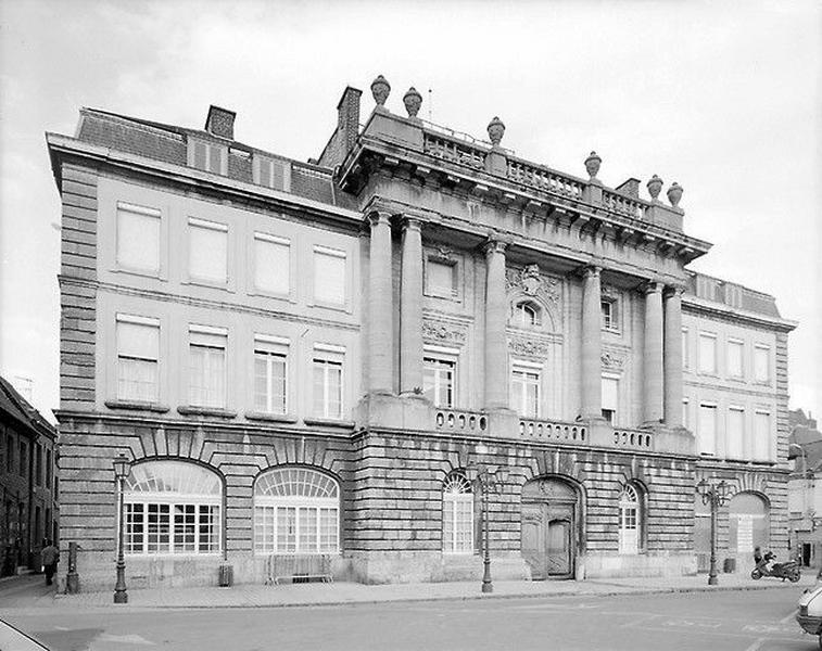 Ensemble d'édifices derrière façade (hôtel de ville, maisons), actuellement hôtel de ville