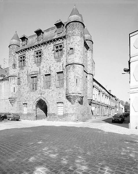 Côté nord-ouest de la place : château de Bailleul, corps de logis médiéval et aile donnant sur la rue de la Bibliothèque, état en 2001.