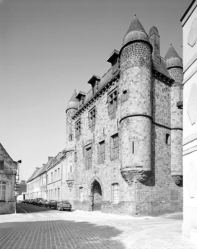 Corps de logis médiéval et enfilade de l'aile sur la rue de la Cavalerie : état en 2001.