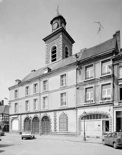 De gauche à droite : maison n° 2 rue du Collège - 26 place Pierre-Delcourt, corps de garde et beffroi, maison n° 22 place Pierre-Delcourt ; état en 2001.