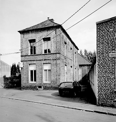 Vue générale ; en premier plan, la maison de la directrice, derrière laquelle s'élève la salle d'asile.