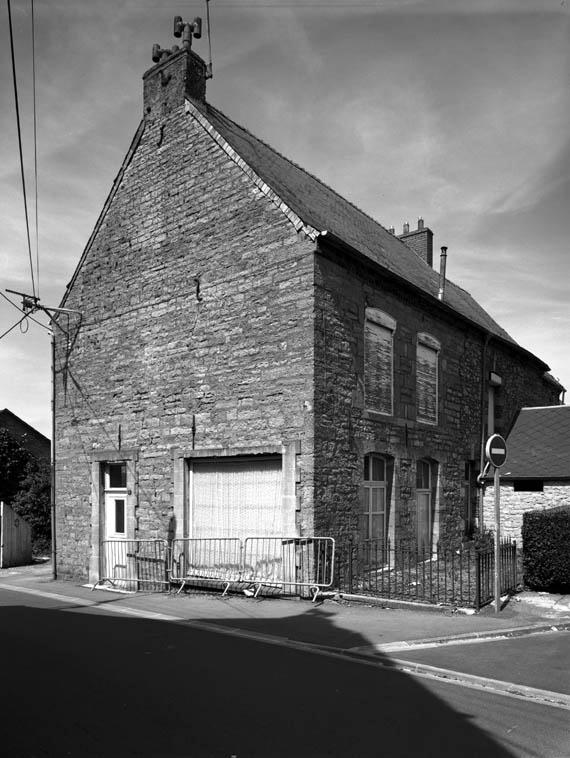 Vue du pignon sur rue et du revers.