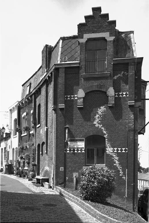 Vue du pignon et de la façade rue de la Halle.