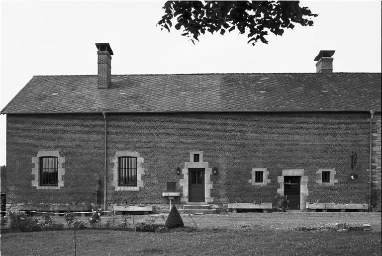 Vue partielle des bâtiments de ferme situés au nord du logis principal.