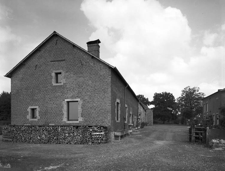 Vue du pignon et du développement de l'élévation des communs.