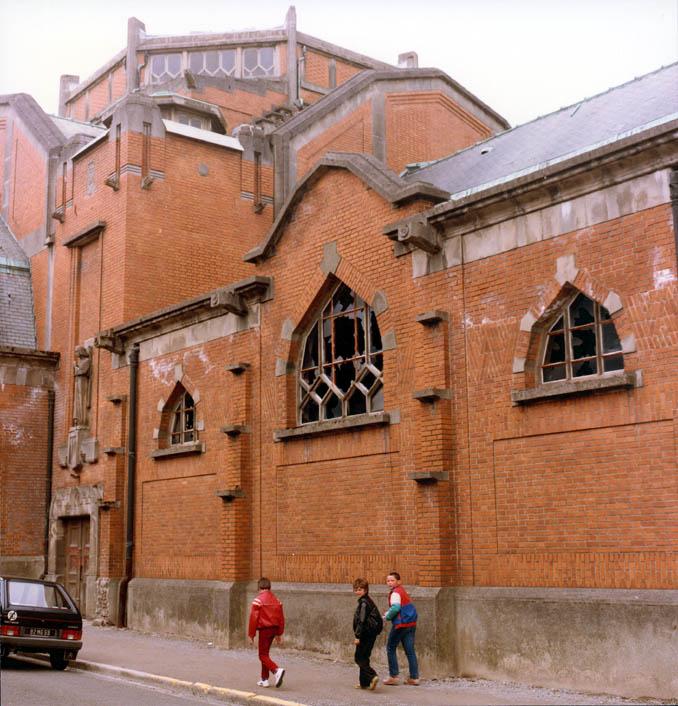 Vue partielle de l'élévation orientale et du transept, avant sa destruction. Photographie, photographe inconnu, circa 1985-1986 (AC Aulnoye-Aymeries).