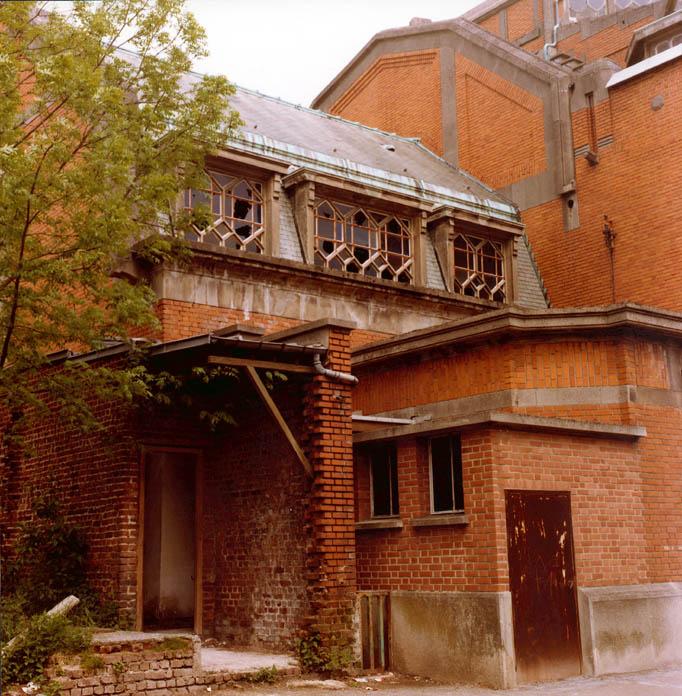 Vue partielle de trois quarts du chevet (?), avant sa destruction. Photographie, photographe inconnu, circa 1985-1986 (AC Aulnoye-Aymeries).