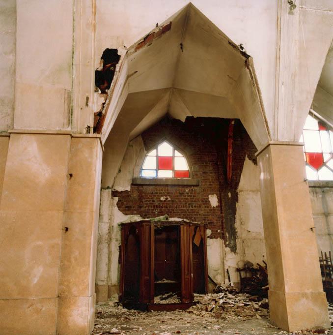 Vue intérieure, état de dégradation de la troisième travée du bas côté occidental, avant sa destruction. Photographie, photographe inconnu, circa 1985-1986 (AC Aulnoye-Aymeries).