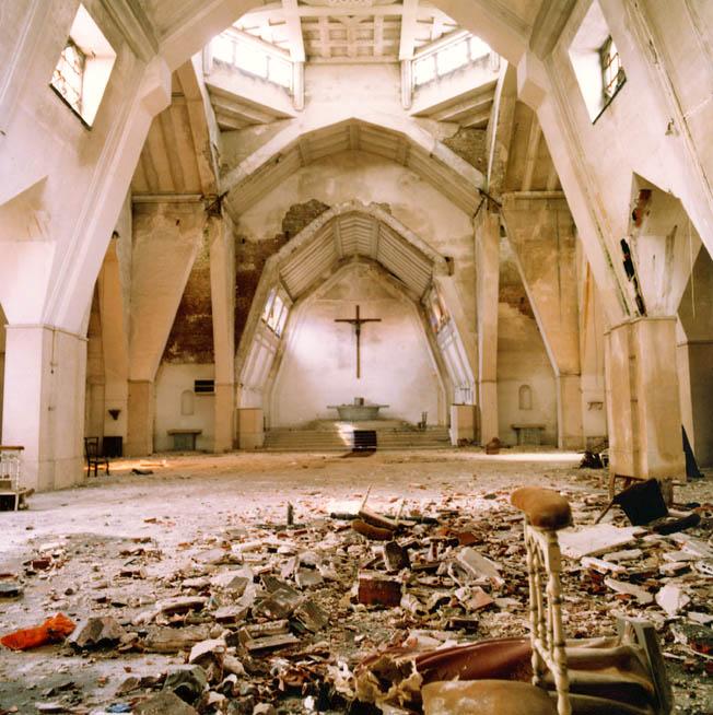 Vue générale intérieure, vers le chœur, avant sa destruction. Photographie, photographe inconnu, circa 1985-1986 (AC Aulnoye-Aymeries).