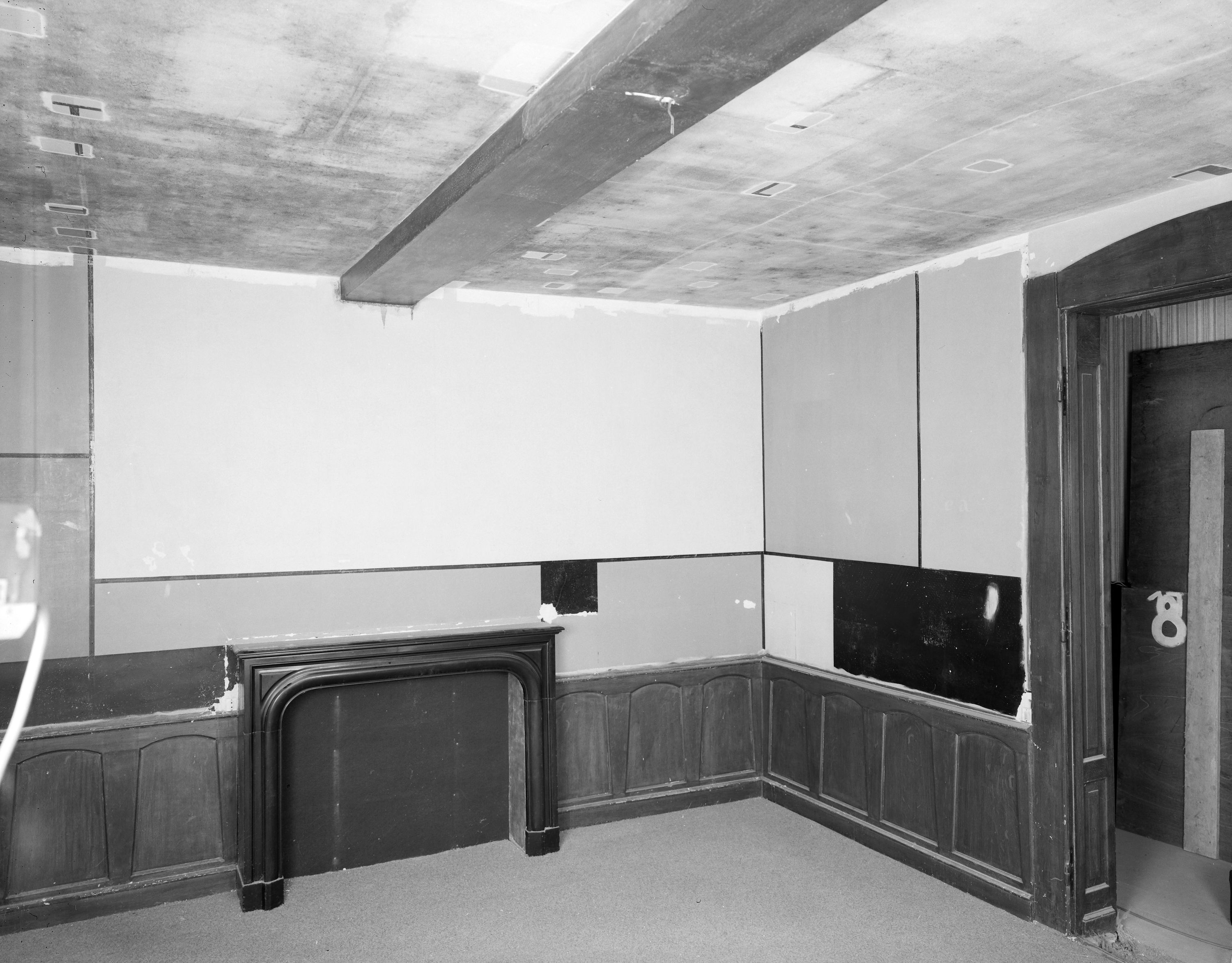 Pièce décorée par Félix Del Marle (1889-1952) : vue générale des murs 2B, 2A et 1 B en cours de restauration (août 2001).