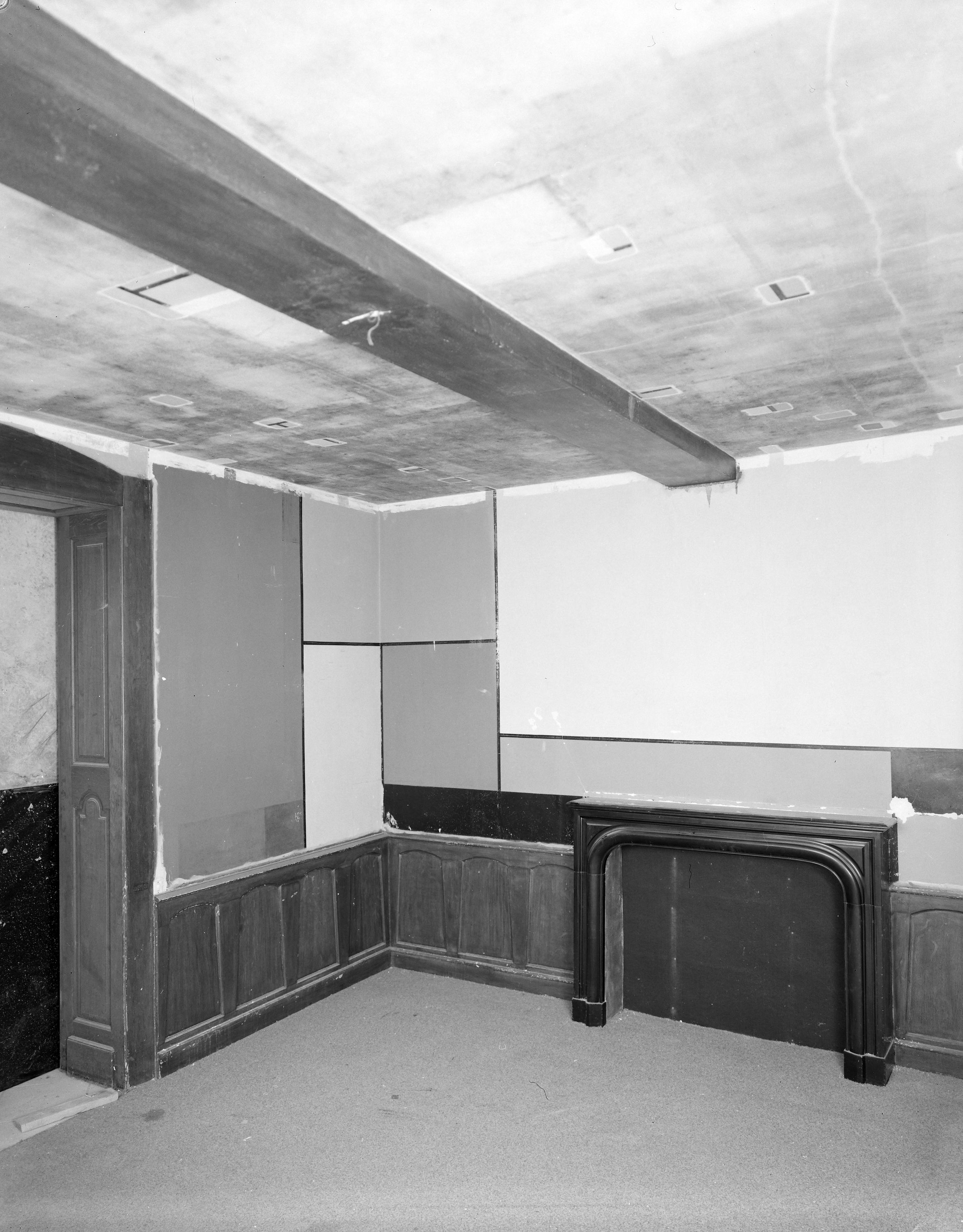 Pièce décorée par Félix Del Marle (1889-1952) : vue générale des murs 3B et 2B en cours de restauration et les sondages du plafond (août 2001).