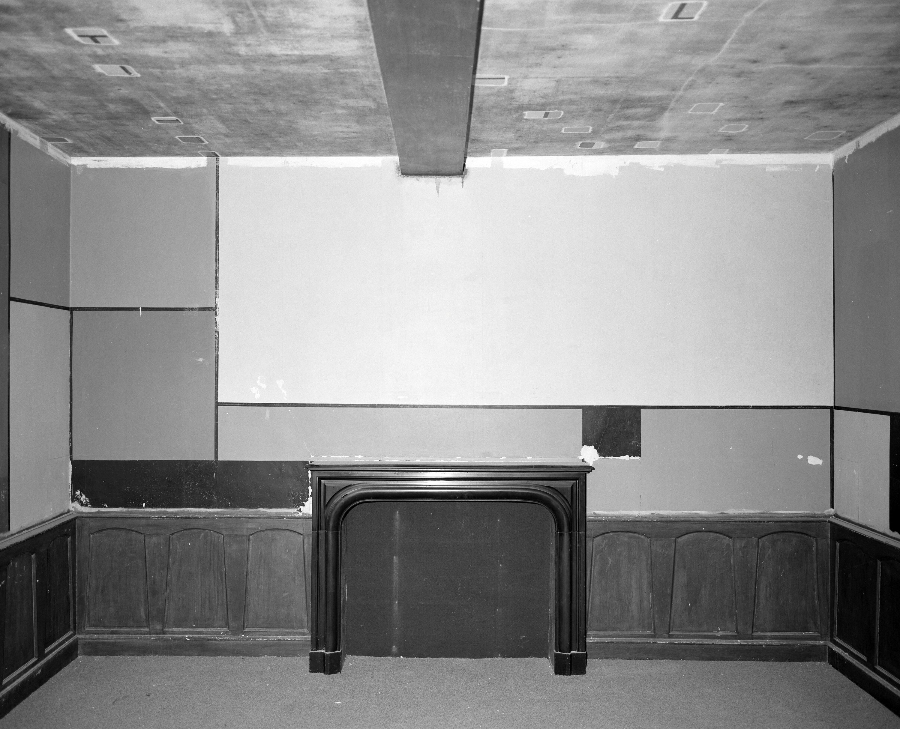 Pièce décorée par Félix Del Marle (1889-1952) : vue générale des murs 2B et 2A, en cours de restauration (août 2001).