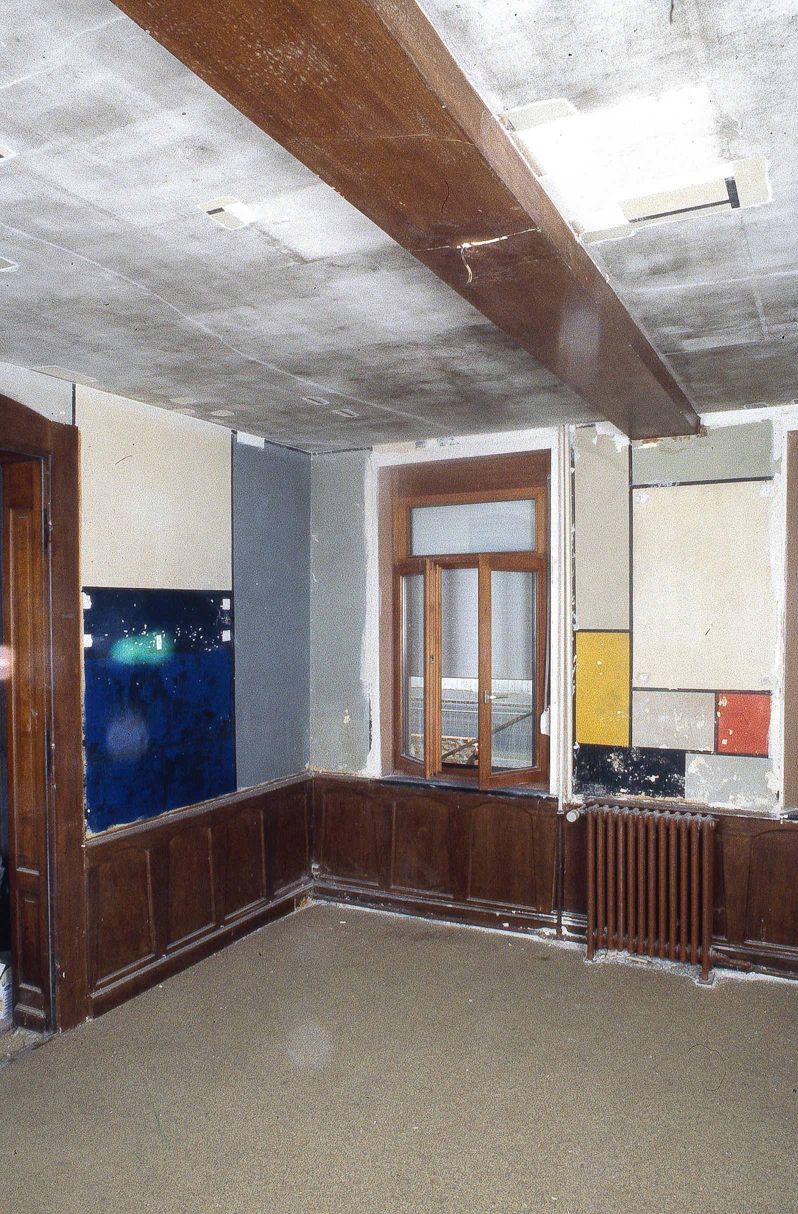 Pièce décorée par Félix Del Marle (1889-1952) : vue générale des murs 1A et 4 en cours de restauration et les sondages du plafond (août 2001).