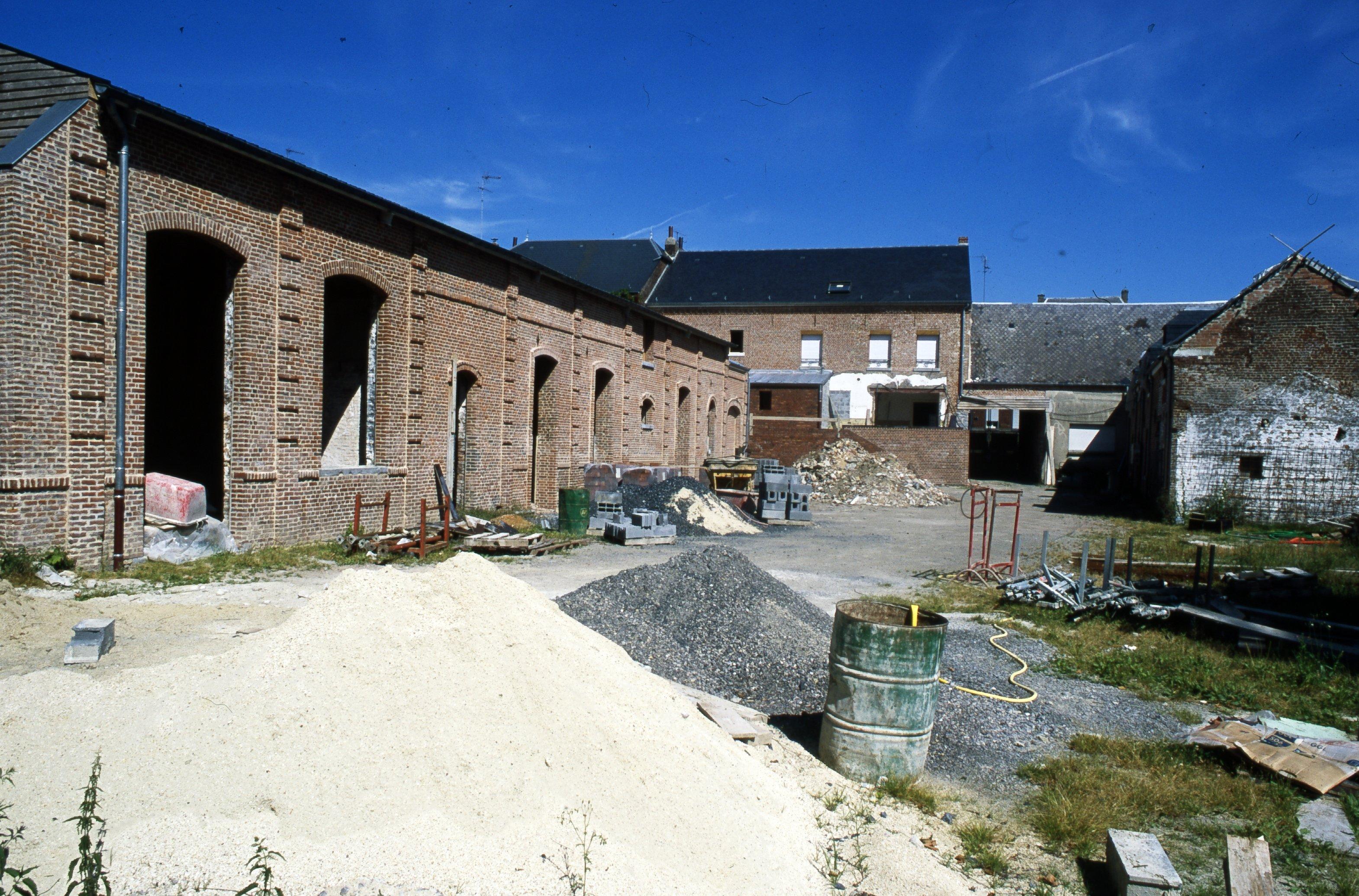 Vue générale de l'aile occidentale de l'ancienne brasserie-malterie, depuis la cour, en cours de restauration (août 2001).