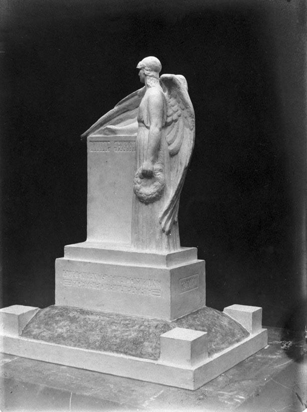 Photographie ancienne de la maquette du projet de monument aux morts : vue générale de trois quarts, l'arrière (AD Nord ; O 468/145).