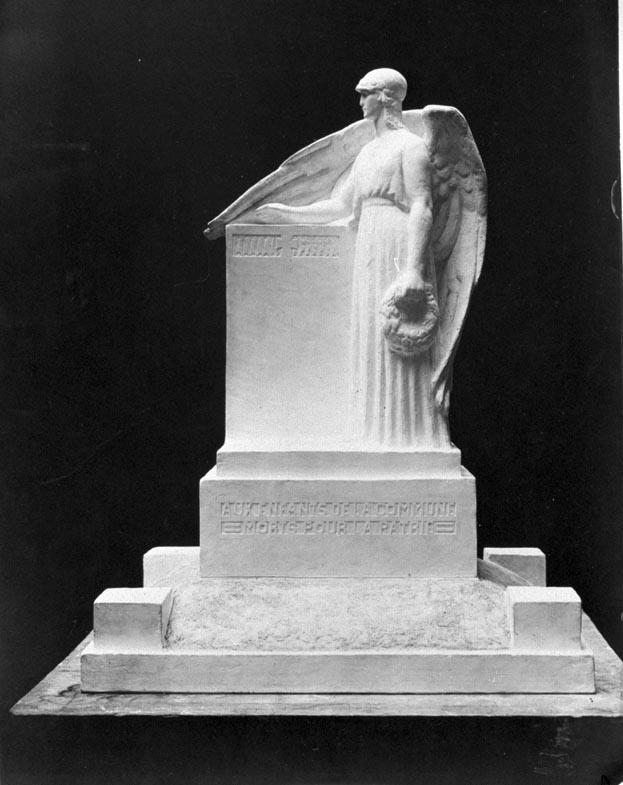 Photographie ancienne de la maquette du projet de monument aux morts : vue générale, de face (AD Nord ; O 468/145). 