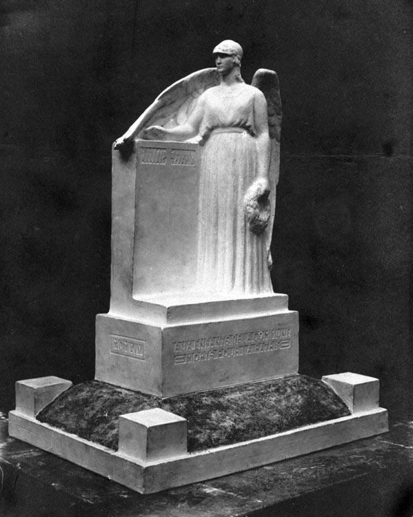 Photographie ancienne de la maquette du projet de monument aux morts : vue générale de trois quarts, devant (AD Nord ; O 468/15).