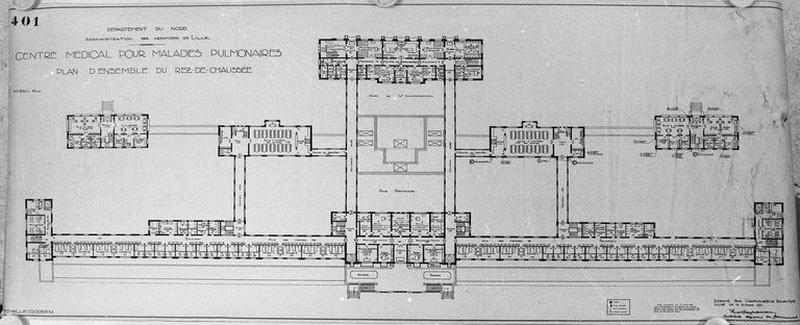 Projet de construction par l'architecte Deregnaucourt, bâtiment principal d'hospitalisation avec ses annexes immédiates, plan de distribution du rez-de-chaussée, 15 octobre 1931, vue générale.