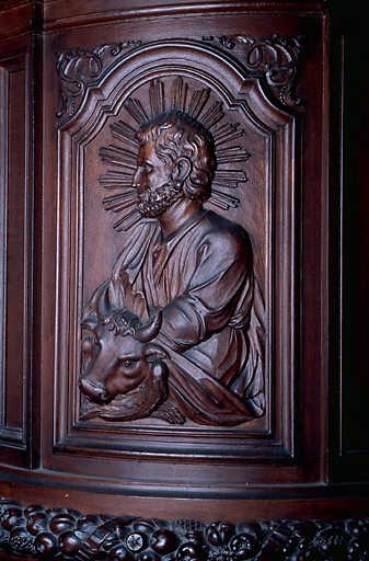 Vue de détail du bas-relief représentant saint Luc.