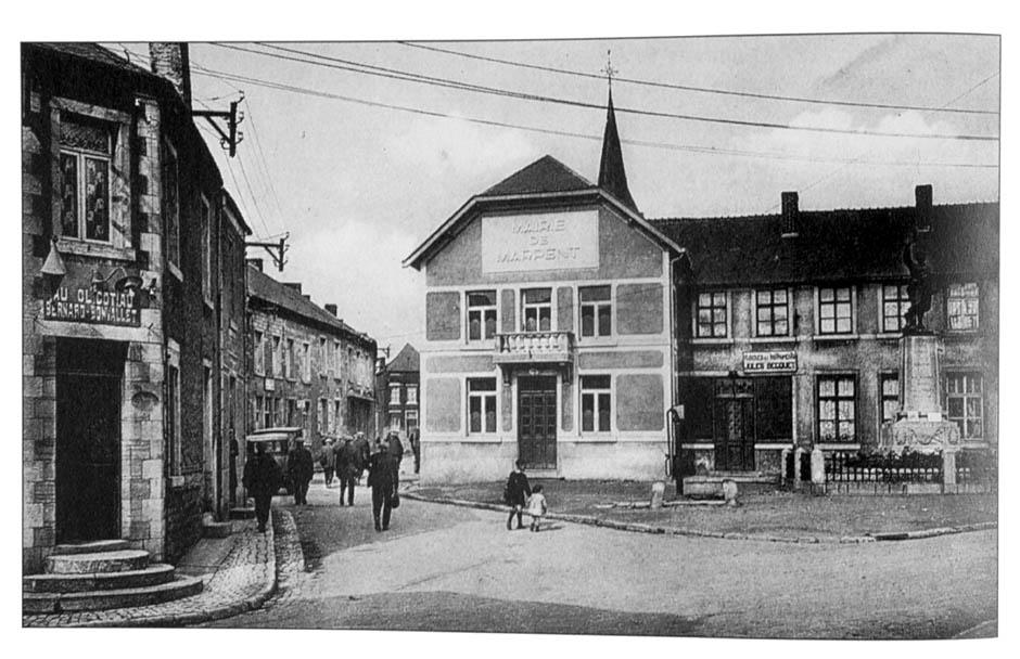 Vue générale de l'ancienne mairie et du monument aux morts, carte postale ancienne, sans date. L. Couture, éditeur, Hautmont. In ROUSSELLE, Christian et DESSAGER, André. Mémoire en images : Jeumont et Marpent. Joué-lès-Tours : Alan Sutton, 1997, p. 106.