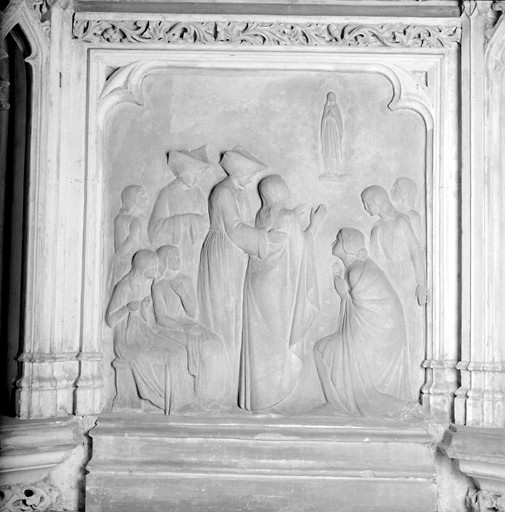 Tabernacle, 2 bas-reliefs, statue : Notre-Dame de Lourdes, de style néo-gothique (ensemble de l'autel de Notre-Dame de Lourdes)