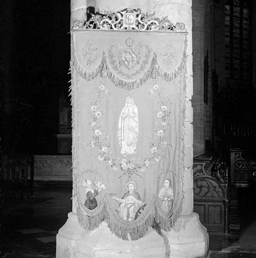 Bannière de procession de la confrérie de Notre-Dame de Lourdes