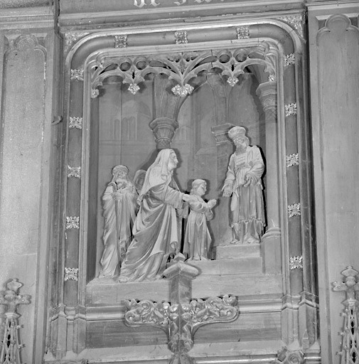 Vue de détail du haut-relief représentant la Présentation de la Vierge au temple.