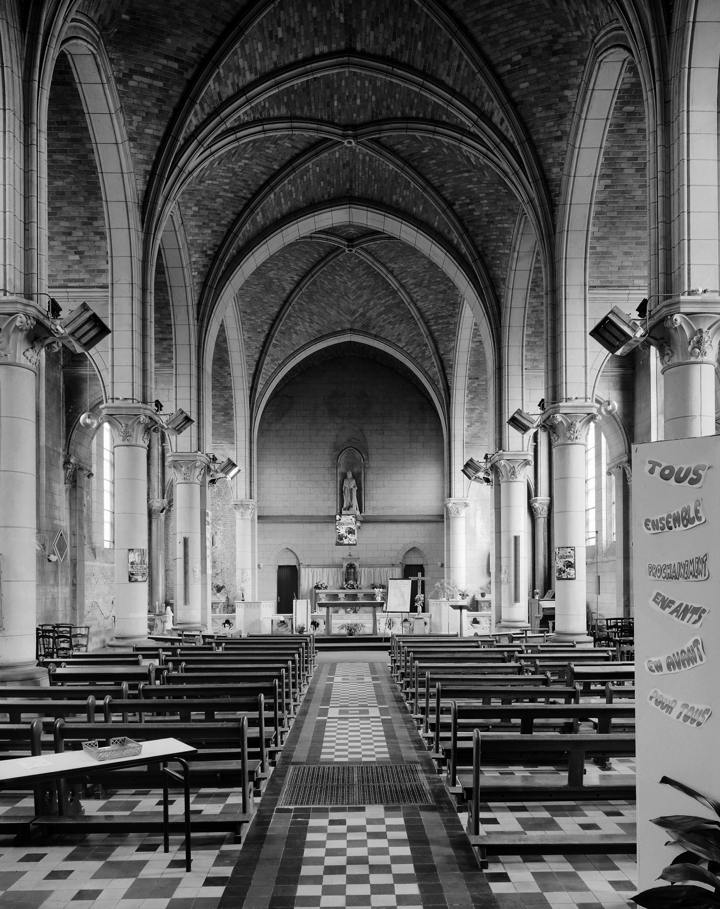 Vue générale intérieure vers le chœur.