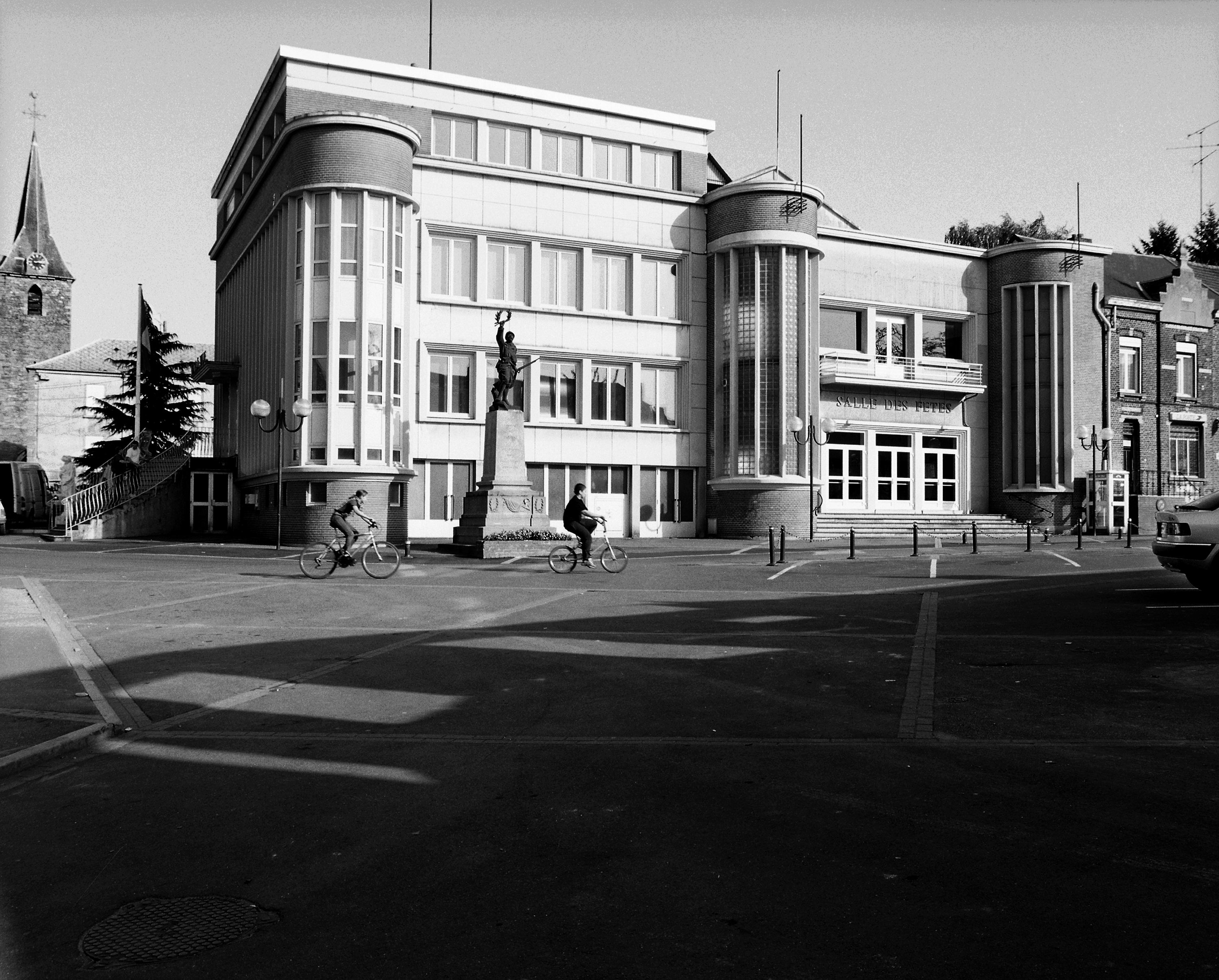 Vue générale de la salle des fêtes et de la mairie construites respectivement en 1953 et 1964.