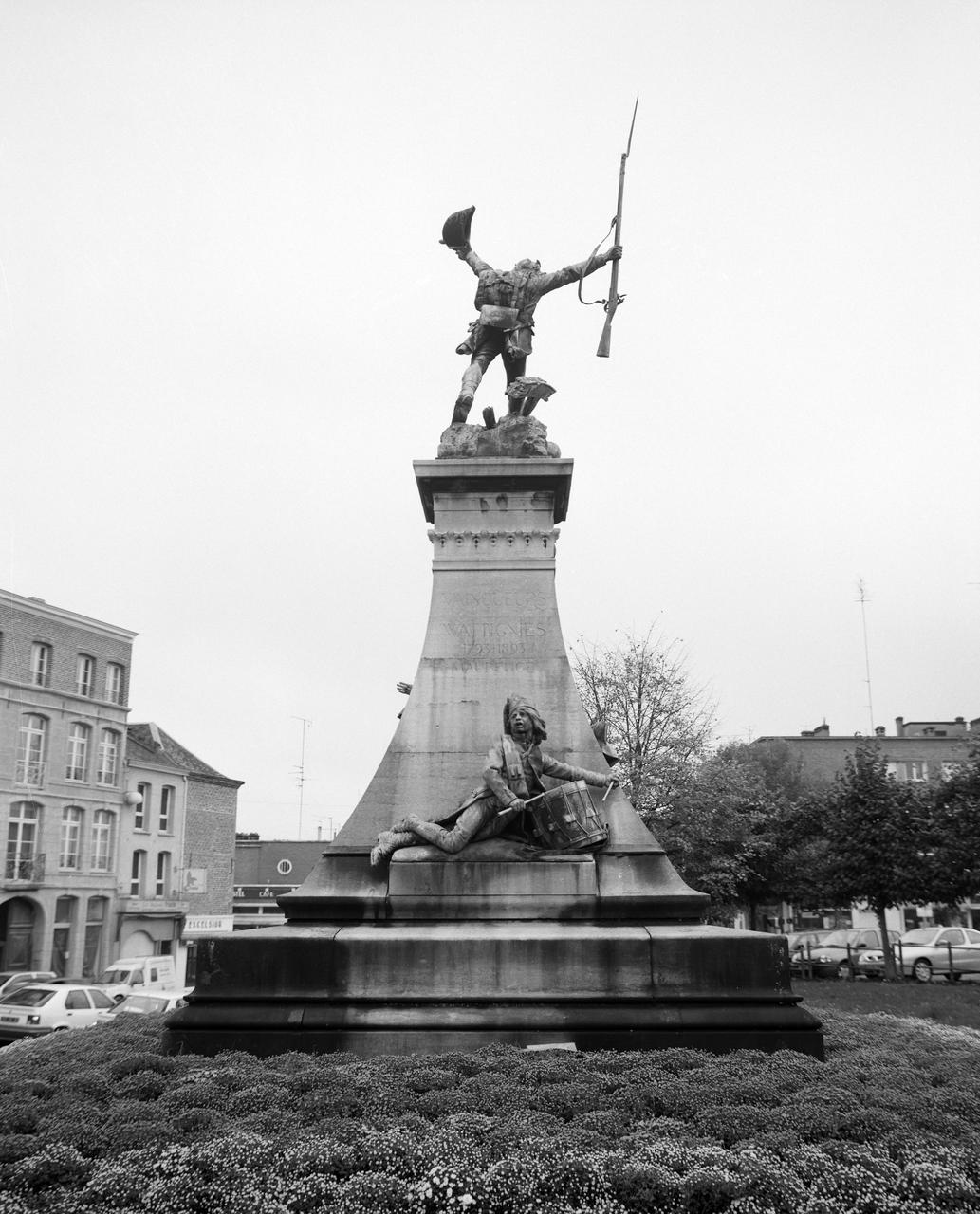 Vue générale du revers du monument. 