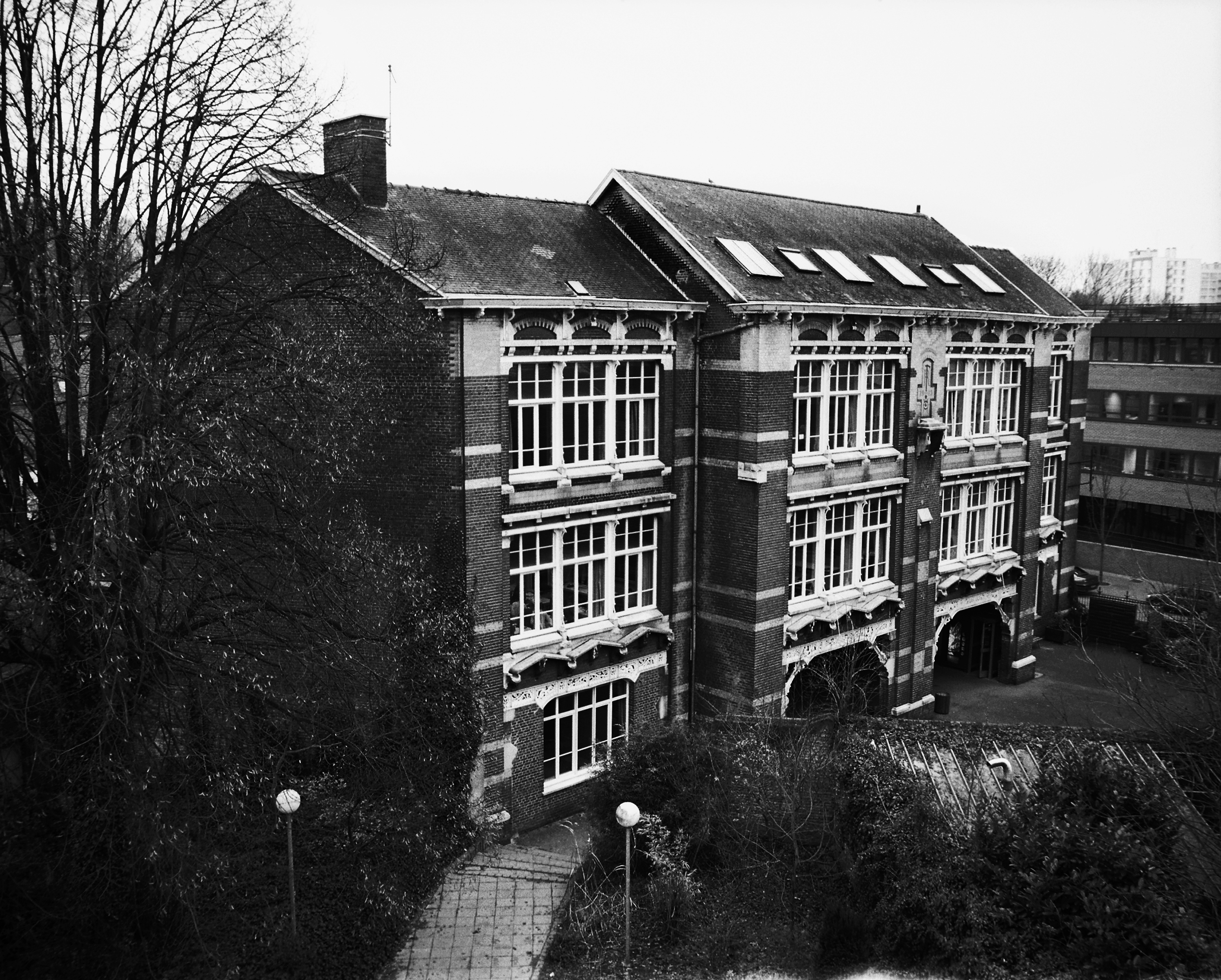 Vue générale de l'école primaire sur la cour.