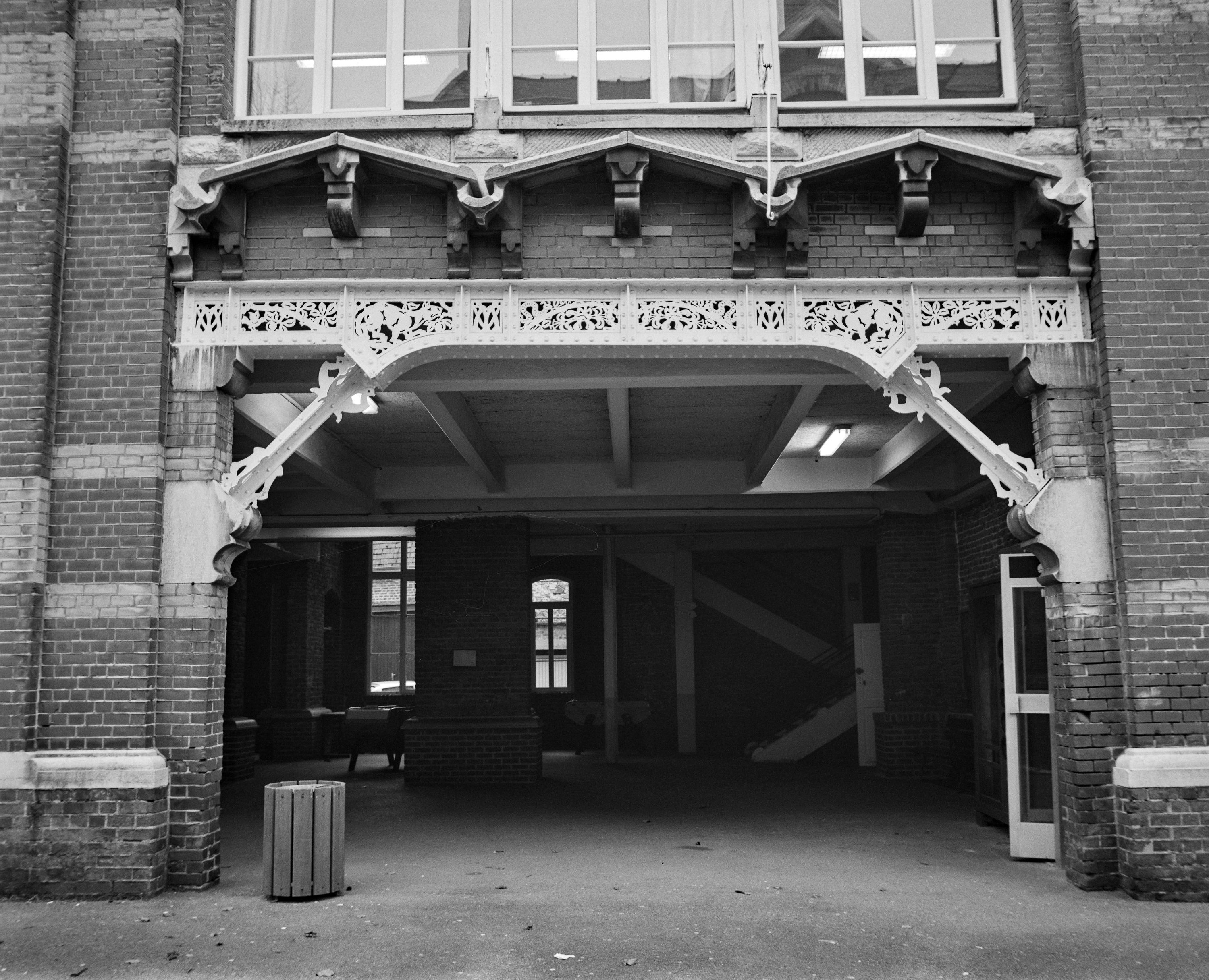Deuxième travée (depuis la rue) du rez-de-chaussée de l'école primaire : poutrelles de fonte décorées d'oiseaux, de loutres (?) et de chenilles.