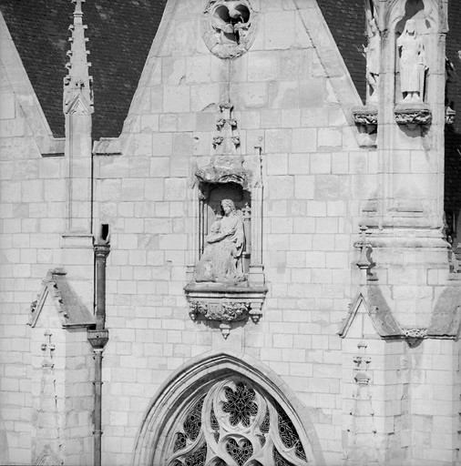 Vue de détail d'une statue, Notre Dame des Malades.