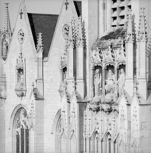 Vue de détail des statues représentant la Vierge, la Trinité, le Sacré Coeur et deux Vertus théologales (l'Espérance et la Foi).