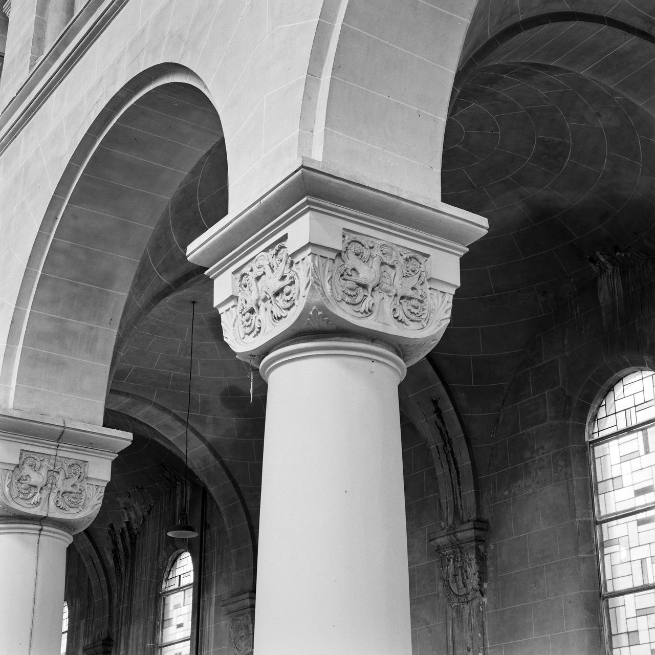 Vue de la nef, détail : colonne et chapiteau.