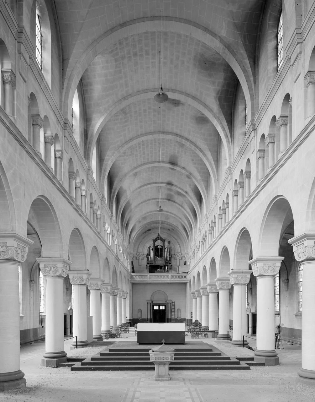 Vue générale de la nef, vers la tribune d' orgue.