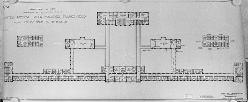 Projet de construction par l'architecte Deregnaucourt, bâtiment principal d'hospitalisation avec ses annexes immédiates, plan de distribution du 1er étaget, 15 octobre 1931, vue générale.