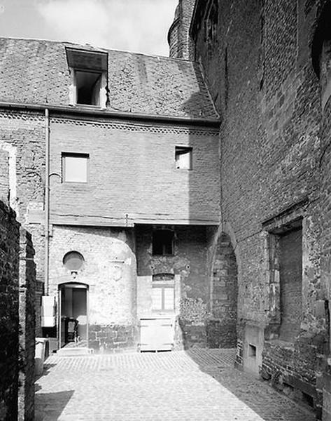 Aile de la rue de la Bibliothèque : vue depuis la cour du château, liaison avec le corps de logis médiéval (à droite), vue en 2002.