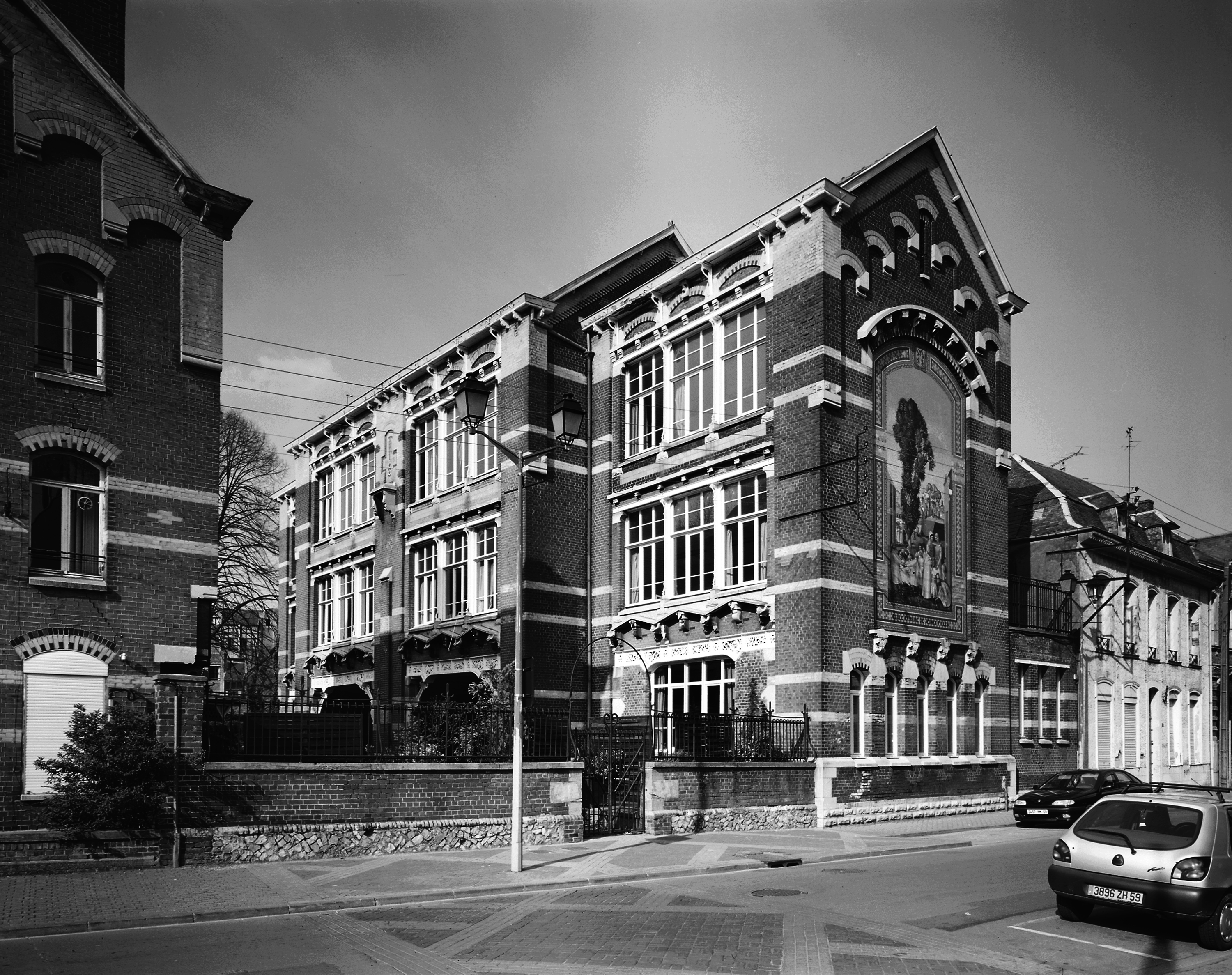 Vue générale de l'école de filles depuis la rue de la Croix.