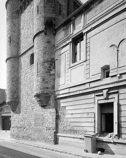 Corps de bâtiment médiéval et liaison avec l'aile sur la rue de la Bibliothèque : état en 2002.