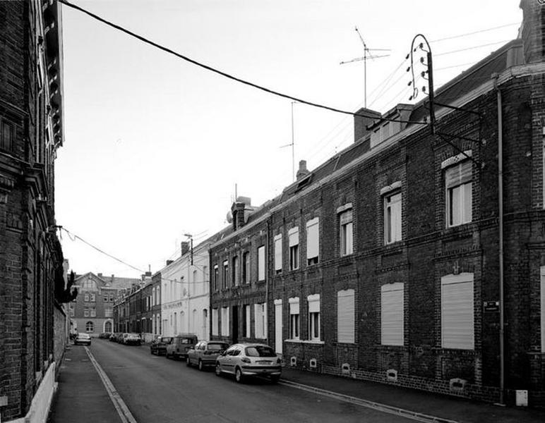 Vue générale de la rue Faidherbe, rang nord-ouest, vers la rue du Maréchal-de-Croy.