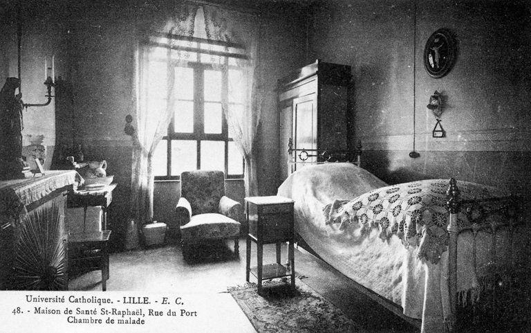 Chambre de malade, vue générale.