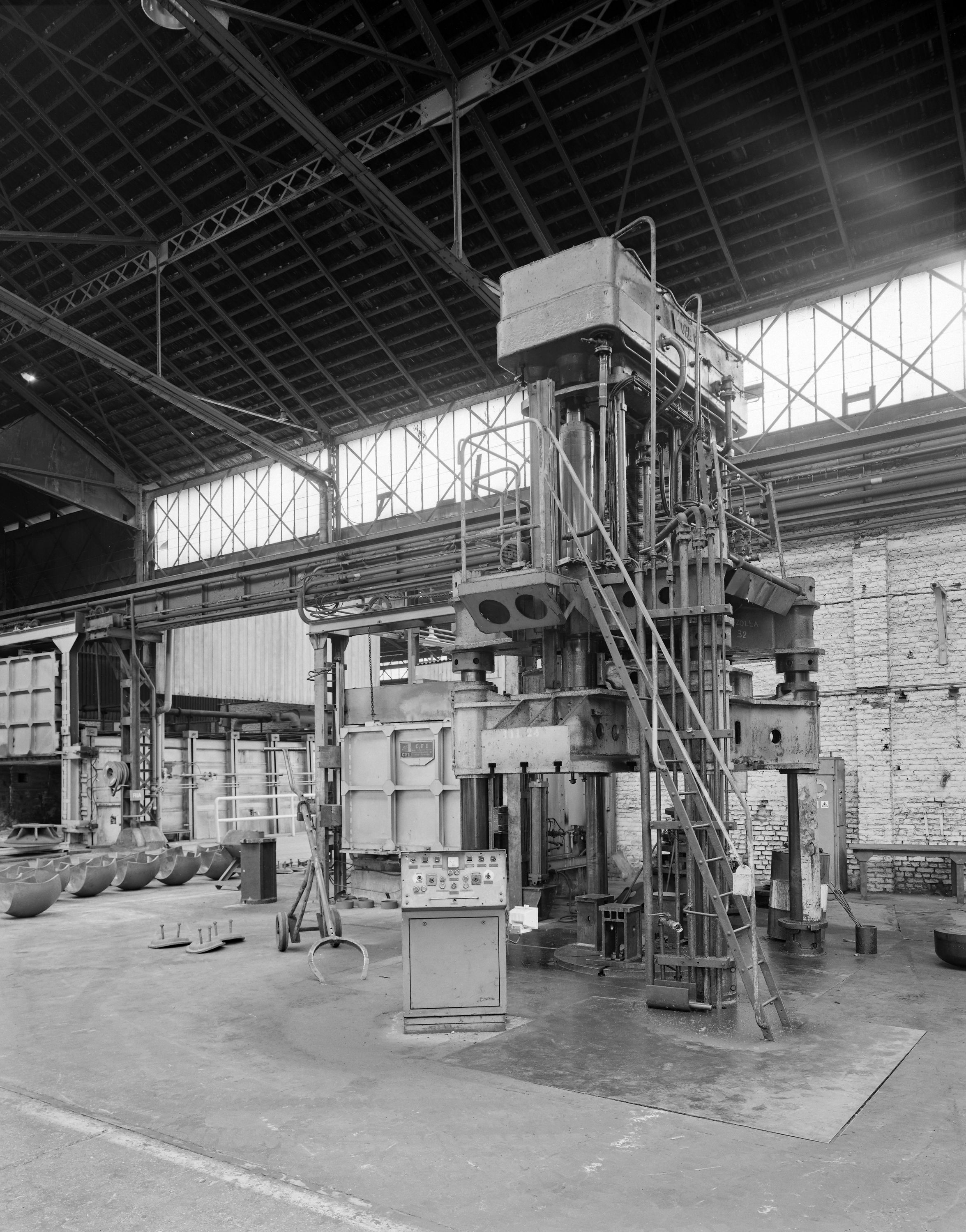Hall 7 : la presse Maurane, le four et la défourneuse.
